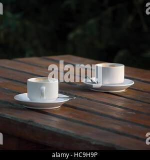 Zwei weiße leere Kaffee Espressotassen auf Tisch, Nahaufnahme Stockfoto