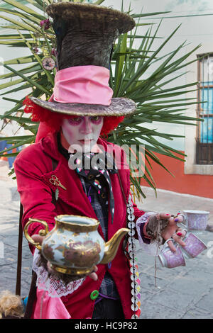 Eine Straße Darsteller verkleidet als THE MAD HATTER der ALICE IN WONDERLAND während des Cervantino-Festivals - GUANAJUATO, Mexiko Stockfoto