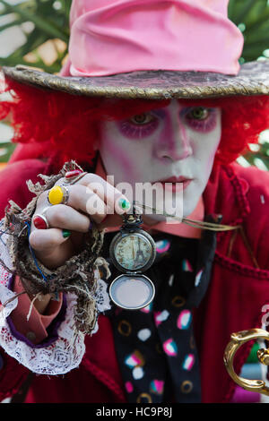 Eine Straße Darsteller verkleidet als THE MAD HATTER der ALICE IN WONDERLAND während des Cervantino-Festivals - GUANAJUATO, Mexiko Stockfoto