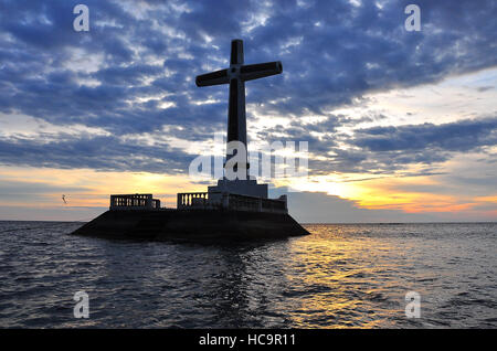 Versunkenen Friedhof von Camiguin Island. Das Kreuz markiert die Überreste eines Friedhofs nach ein Vulkanausbruch es 1870 getaucht. Stockfoto