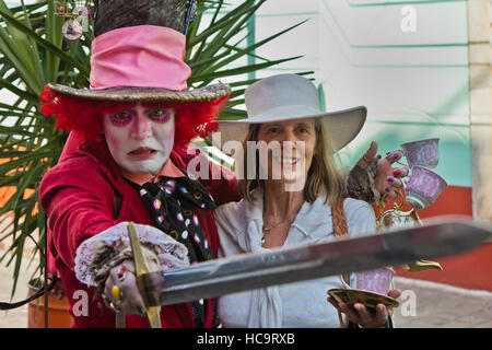 Eine Straße Preformer gekleidet als ALICE IN WONDERLAND Charakter während des Cerventino-Festivals - GUANAJUATO, Mexiko Stockfoto