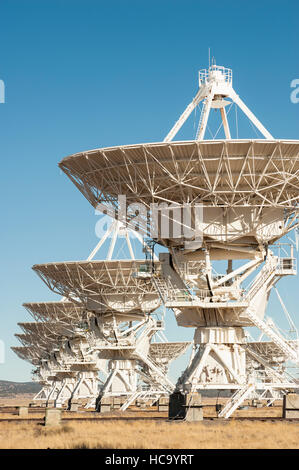 Radioteleskop-Satelliten-Array zeigte senkrecht zum Himmel am Very Large Array (VLA) Observatory in New Mexico, USA Stockfoto