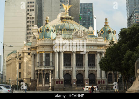 Die Kuppel und Adler Dekoration auf dem Dach des Stadttheaters am Stadttheater Platz in Rio De Janeiro, Brasilien. Stockfoto