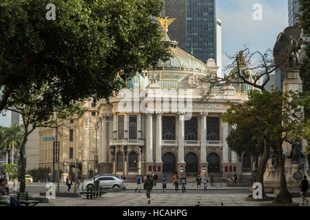 Die Kuppel und Adler Dekoration auf dem Dach des Stadttheaters am Stadttheater Platz in Rio De Janeiro, Brasilien. Stockfoto