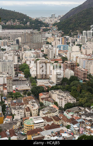 Die Flamengo-Umgebung mit Blick auf Copacabana gesehen von den Hügeln in der Favela Santa Marta in Rio De Janeiro, Brasilien. Stockfoto