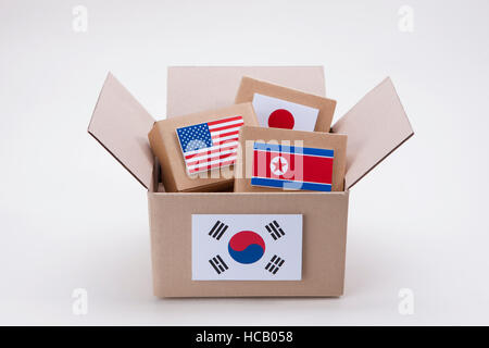 Boxen mit Nationalflaggen in eine große Kiste mit koreanische Flagge Stockfoto