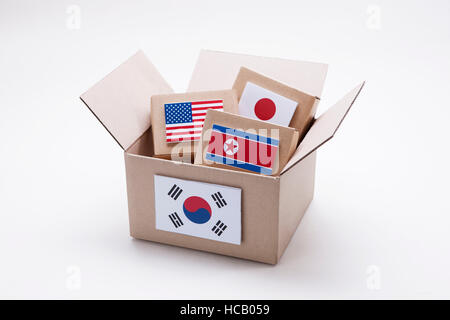 Boxen mit Nationalflaggen in eine große Kiste mit koreanische Flagge Stockfoto