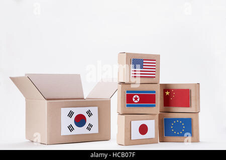 Boxen mit verschiedenen Nationalflaggen Stockfoto