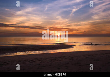 Goldener Sonnenuntergang am Strand Stockfoto