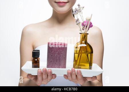Frau mit ätherischen Aromaöl, Kerze und Diffusor Stockfoto