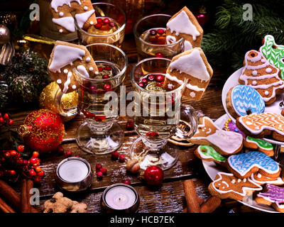 Stillleben mit vier Gläser, Ansicht von oben. Stockfoto