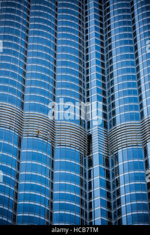 Fensterputzer auf Glasfassade des Burj Khalifa, Innenstadt, Dubai, Vereinigte Arabische Emirate Stockfoto