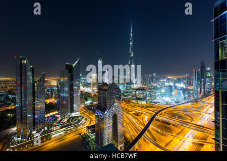 Blick auf Skyline von Shangri La Hotel nachts beleuchteten Sheikh Zayed Road, Dubai, Burj Khalifa, Innenstadt Stockfoto