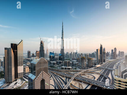 Blick auf Skyline von Shangri-La Hotel mit Sheikh Zayed Road, Dubai, Vereinigte Arabische Emirate, Burj Khalifa, Innenstadt Stockfoto