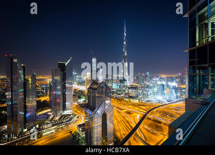 Blick auf Skyline von Shangri La Hotel nachts beleuchteten Sheikh Zayed Road, Dubai, Burj Khalifa, Innenstadt Stockfoto