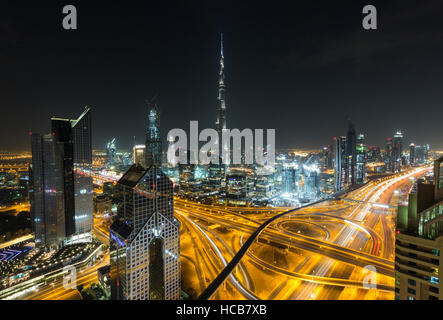 Blick auf Skyline von Shangri La Hotel nachts beleuchteten Sheikh Zayed Road, Dubai, Burj Khalifa, Innenstadt Stockfoto