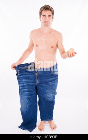 Mann in Hosen, die nach einer erfolgreichen Diät zu groß sind Stockfoto