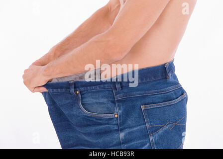 Mann in Hosen, die nach einer erfolgreichen Diät zu groß sind Stockfoto