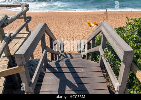 Hölzerne trat Gehweg führt in Richtung Strand und den Ozean Wellen Stockfoto