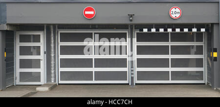 Absolut neu und modern Standard Tore ohne Namen Stahl-Netz im Automobil Tiefgaragen und einen Parkplatz. Stockfoto