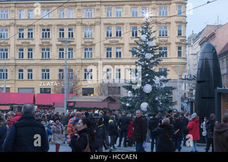 Brno, Czech Republik-November 26,2016: Menschen Surfen Marktständen am Weihnachtsmarkt auf dem Freiheitsplatz am 26. November 2016 Brno, Tschechische Republik Stockfoto