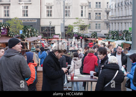 Brno, Czech Republik-November 26,2016: Menschen Surfen Marktständen am Weihnachtsmarkt auf dem Kohlmarkt am 26. November 2016 Stockfoto