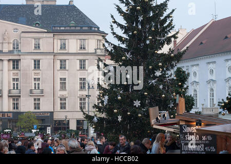 Brno, Czech Republik-November 26,2016: Menschen Surfen Marktständen am Weihnachtsmarkt auf dem Kohlmarkt am 26. November 2016 Stockfoto