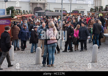 Brünn, Tschechische Republic-November 26,2016: Menschen surfen Marktstände am Weihnachtsmarkt auf dem Kohl Markt am 26. November 2016 Brünn, Tschechische Republi Stockfoto