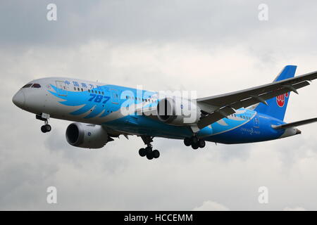 China Southern Airlines Boeing 787-8 Dreamliner B-2737 landet auf dem Flughafen London Heathrow, Vereinigtes Königreich Stockfoto