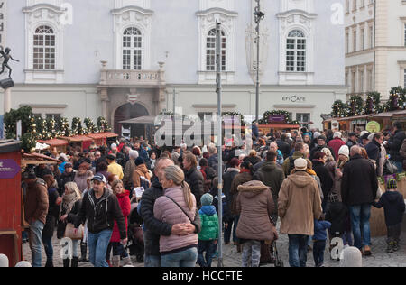 Brno, Czech Republik-November 26,2016: Menschen Surfen Marktstände am Weihnachtsmarkt auf dem Kohlmarkt am 26. November 2016 Brünn Stockfoto