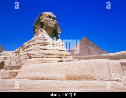 Die Sphinx und die Pyramiden auf dem Plateau von Gizeh, Kairo, Ägypten Stockfoto