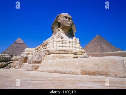 Die Sphinx und die Pyramiden auf dem Plateau von Gizeh, Kairo, Ägypten Stockfoto