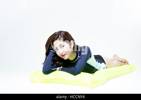 Junge Frau reitet auf einer Luftmatratze Stockfoto