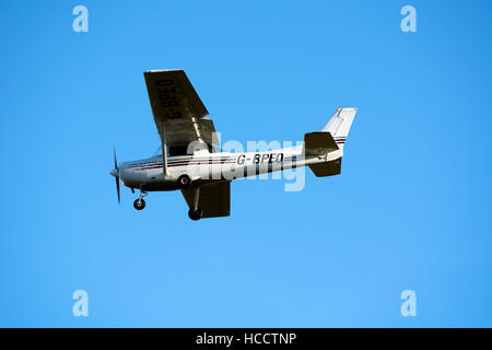 Cessna 152 nähert sich Wellesbourne Flugplatz, Warwickshire, UK (G-BPEO) Stockfoto