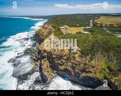 Luftbild von Cape Schanck Lighthose und Wellen brechen über zerklüftete Küste. Mornington Peninsula, Victoria, Australien Stockfoto