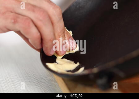 Butter über den Rand der Pfanne verteilen. Apfel Tarte Tatin mit Zimt-Serie zu machen. Stockfoto