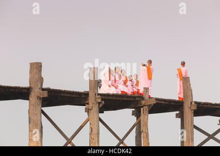 Nonnen auf U-Bein Brücke, Amarapura, Mandalay, Myanmar Stockfoto