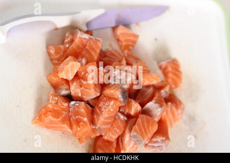 Gewürfelten Lachsfilet. Lachs in Blätterteig-Serie zu machen. Stockfoto