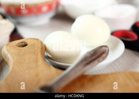 Geschälte hart gekochten Eiern. Lachs in Blätterteig-Serie zu machen. Stockfoto