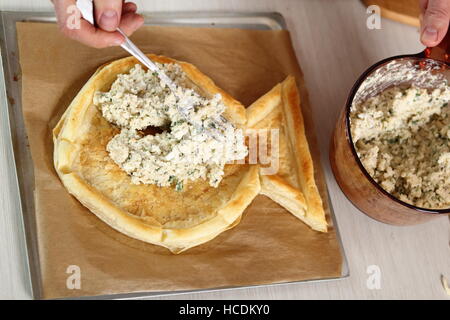 Ort auf vorbereitete Teig füllen. Lachs in Blätterteig-Serie zu machen. Stockfoto