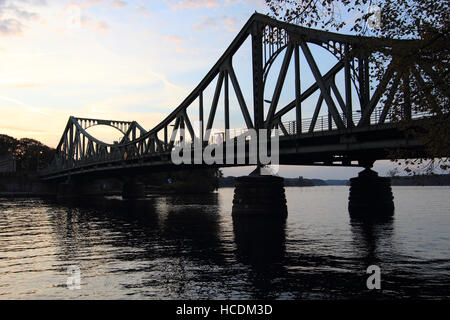 Glienicker Brücke Im Abendlicht, Ansicht von der Berliner Seite--Glienicker Brücke im Morgengrauen, Blick vom Ufer Berlin Stockfoto