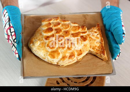 Frisch gebackenen Kuchen. Lachs in Blätterteig-Serie zu machen. Stockfoto