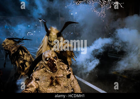 Krampus eine typische Tiroler Ritus (Teufel Maske) in Bruneck oder Bruneck, Südtirol, Alto Adige, Südtirol - Italien Stockfoto