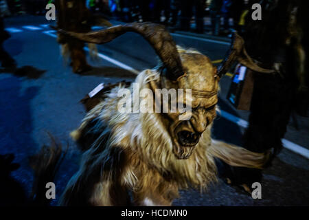 Krampus eine typische Tiroler Ritus (Teufel Maske) in Bruneck oder Bruneck, Südtirol, Alto Adige, Südtirol - Italien Stockfoto