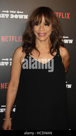 Netflix stellt die New Yorker Premiere von "The Get Down" Lehman-Center für darstellende Künste - Ankünfte Featuring: Rosie Perez Where: New York, New York, Vereinigte Staaten von Amerika bei: 11. August 2016 Stockfoto