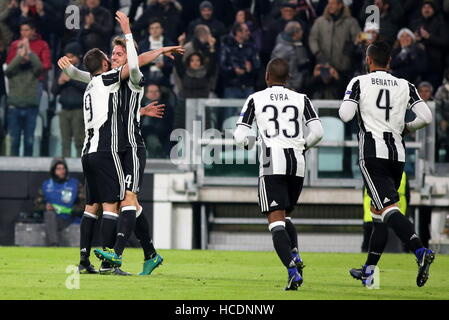 Turin, Italien. 7. Dezember 2016.  Daniele Rugani von Juventus Turin feiert nach seinem Tor in der Champions League-Fußballspiel zwischen Juventus FC und GNK Dinamo Zagreb. Juventus FC 2: 0-Sieg gegen Dinamo Zagreb. © Massimiliano Ferraro/Pacific Press/Alamy Live-Nachrichten Stockfoto