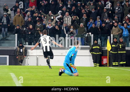 Turin, Italien. 7. Dezember 2016.  Gonzalo Higuain von Juventus Turin feiert nach seinem Tor in der Champions League-Fußballspiel zwischen Juventus FC und GNK Dinamo Zagreb. Juventus FC 2: 0-Sieg gegen Dinamo Zagreb. © Massimiliano Ferraro/Pacific Press/Alamy Live-Nachrichten Stockfoto