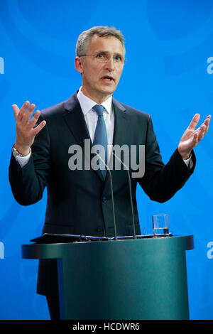 Jens Stoltenberg - Treffen der dt. Bundeskanzlerin Mit Dem NATO-Generalsekretaer, Bundeskanzleramt, 2. Juni 2016, Berlin. Stockfoto