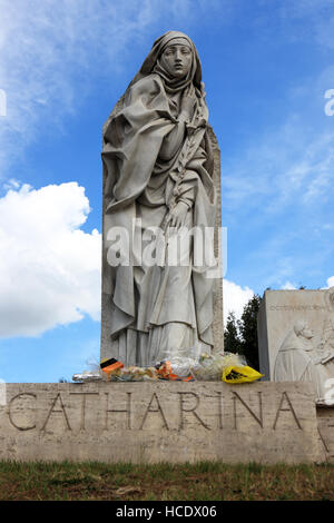 Statue der Heiligen Katharina von Siena in Rom, Italien Stockfoto