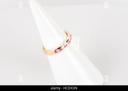 Diamant-Ring mit Gold und Silber und Edelsteinen. Schuss stehend oben und von oben. Stockfoto